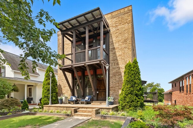 Building Photo - Prime Fayetteville Location with Easy Acce...