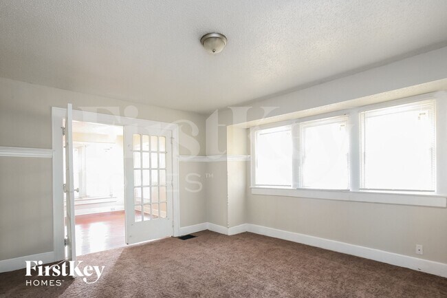 Building Photo - 626 E 25th St