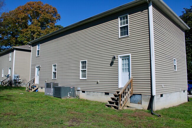 Parte trasera de la casa con patio trasero común. - 317 N Anderson St