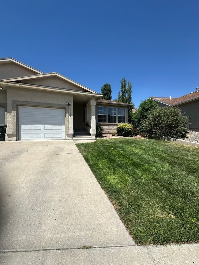 Building Photo - Spacious 2 Bed, 2 Bath Townhome
