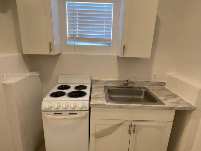 Foto del edificio - 919 NW 23rd Ct