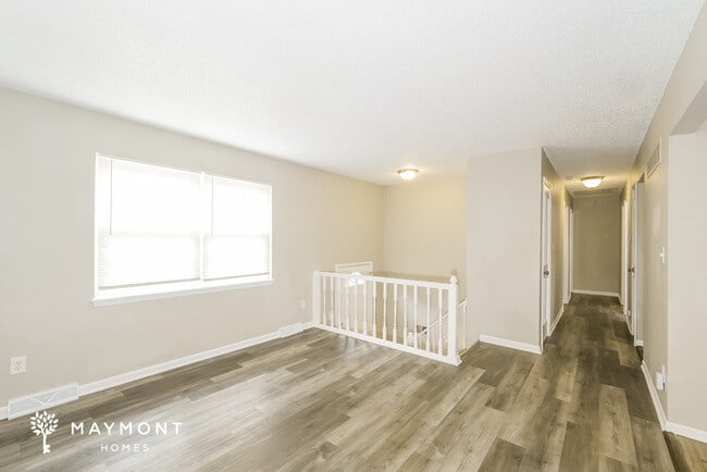 Building Photo - 313 NE Lakeview Dr