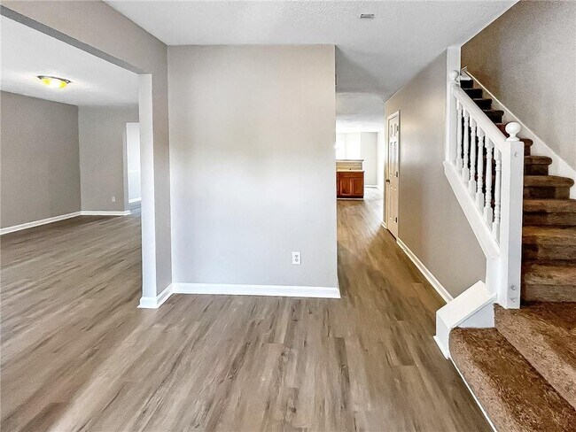 Building Photo - 6256 Village Trace