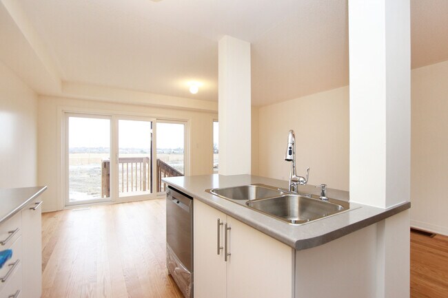 Photo du bâtiment - Fantastic 3-Bedroom Townhouse available for rent in Bowmanville