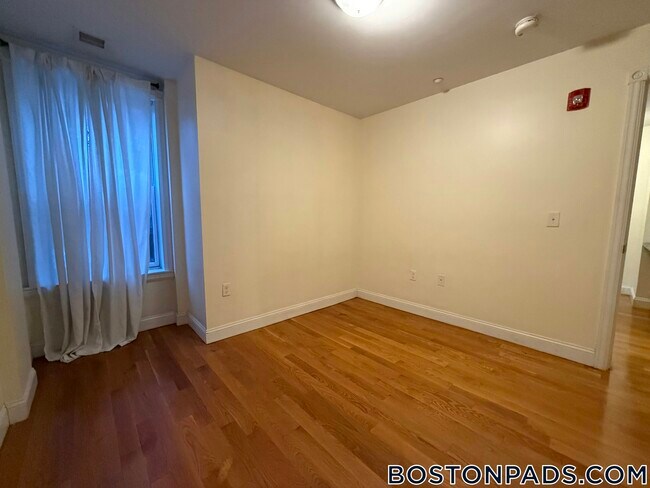 Foto del edificio - 90 Westland Ave