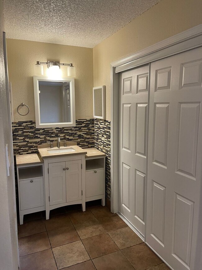 Building Photo - Spacious home in desirable location!