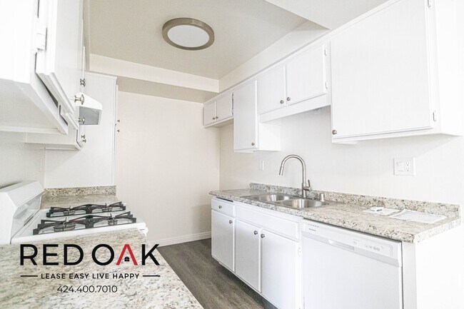 Building Photo - Newly Remodeled, Spacious Top Floor One Be...