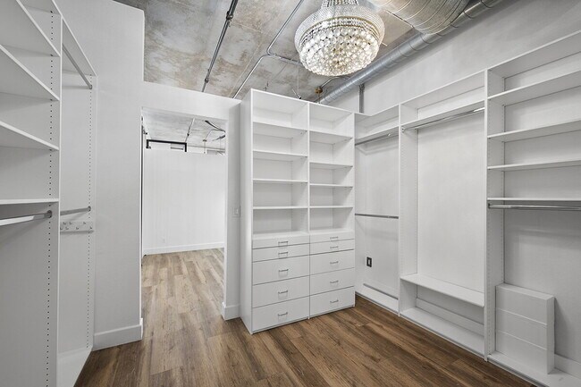 Foto del edificio - $4,100 - 1 Bed + Den / 1.5 Bath Condo at Parkloft Residence in Downtown San Diego