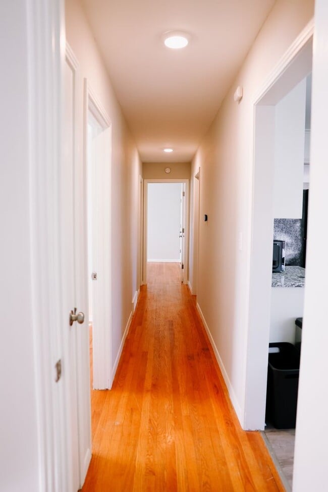 Building Photo - Spacious 3 Bedroom, 2 Bath Duplex with Att...