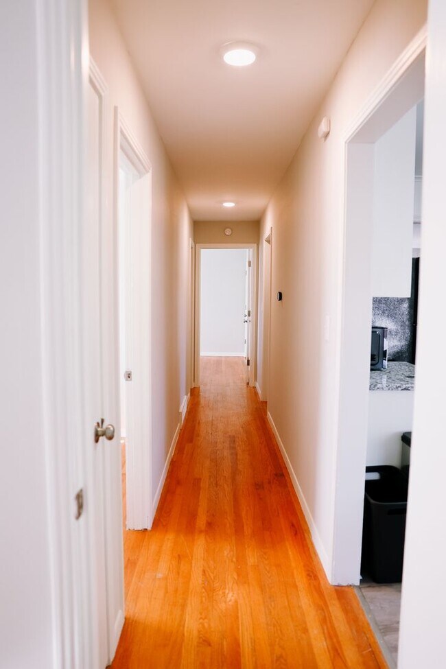 Foto del edificio - Spacious 3 Bedroom, 2 Bath Duplex with Att...