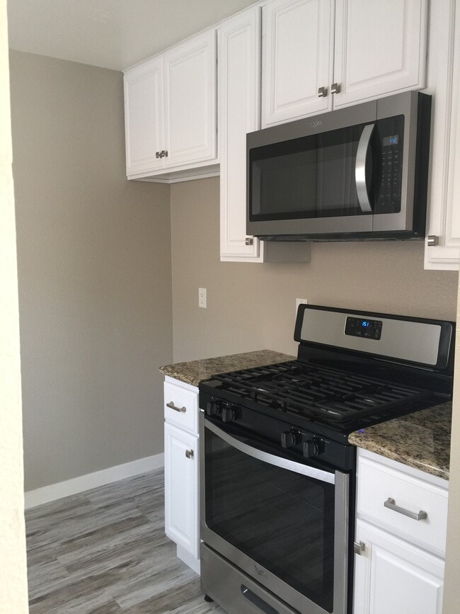 Kitchen with Appliances - 10678 Walnut St