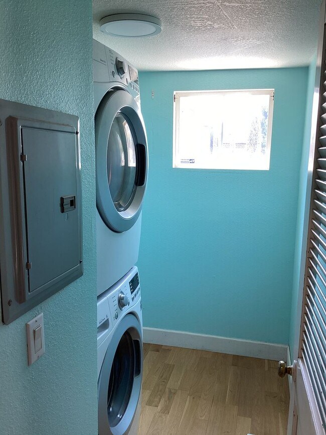 Foto del edificio - This 3 bedroom 2 bathroom home is walking ...