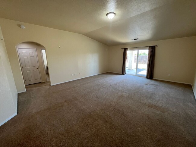 Foto del edificio - Wonderful Home in NW Porterville Available...