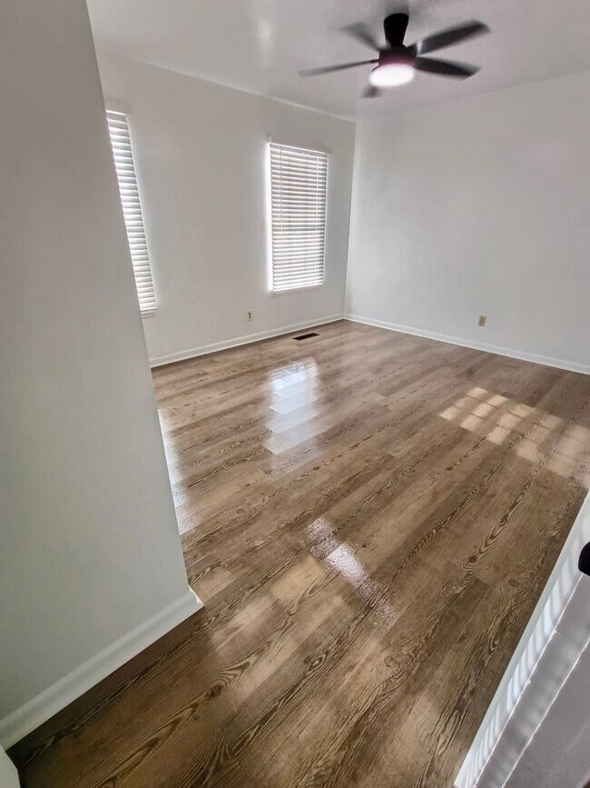 Foto del edificio - 6408 Blue Bird Dr