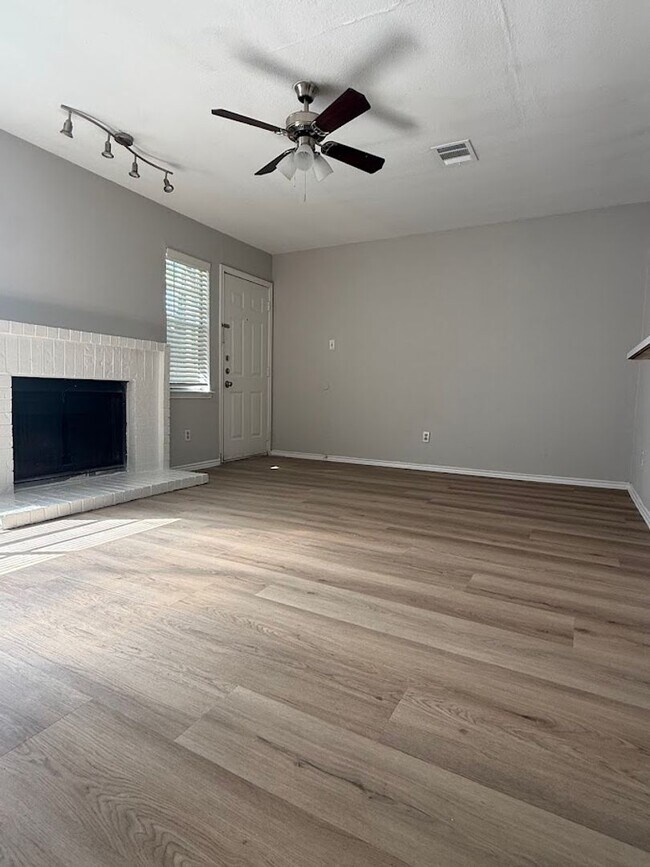 Building Photo - River Crossing - 2BD Townhome - Two Story - Near Downtown - Full Laundry - Small Yard - Reserved ...