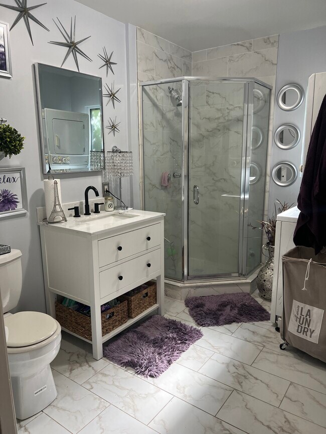 Baño con tocador completamente nuevo. - 6006 Donna Ave