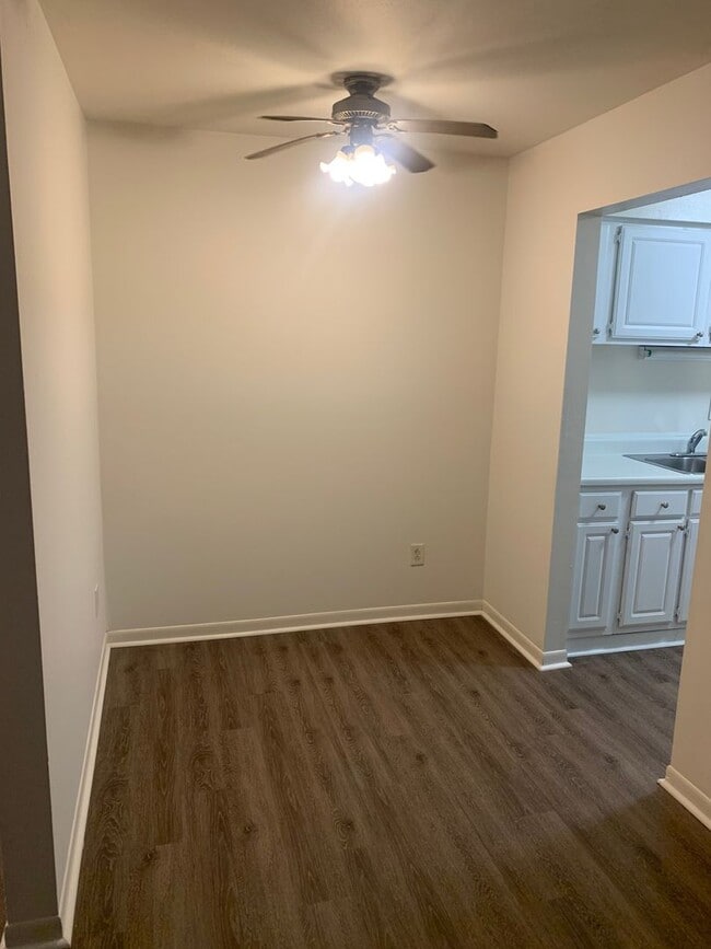 Building Photo - 1 Bedroom 1Bath Condo Available with Water **** Great move in Special***