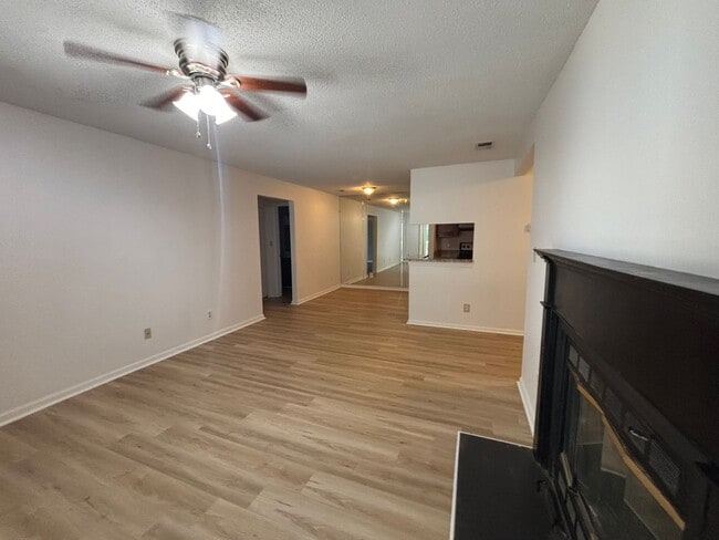 Building Photo - 562 Candle Ln