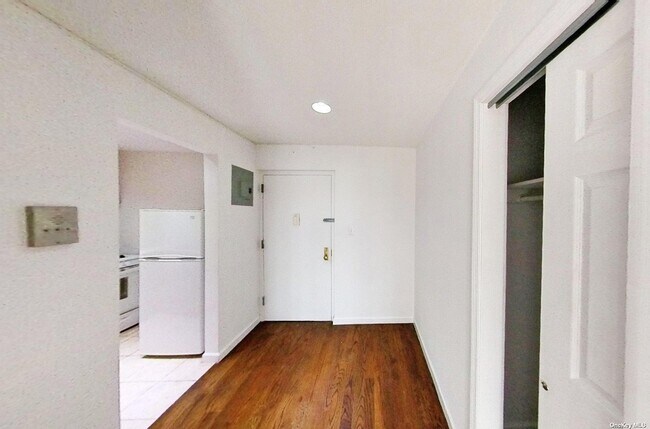 Foto del edificio - 84-70-84129 129th St
