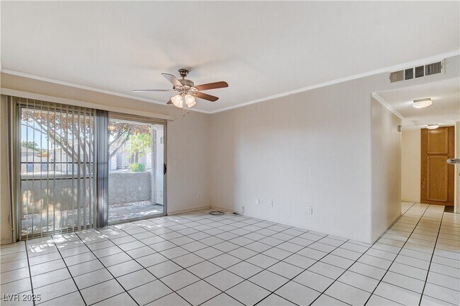 Foto del edificio - 5216 Mandalay Springs Dr