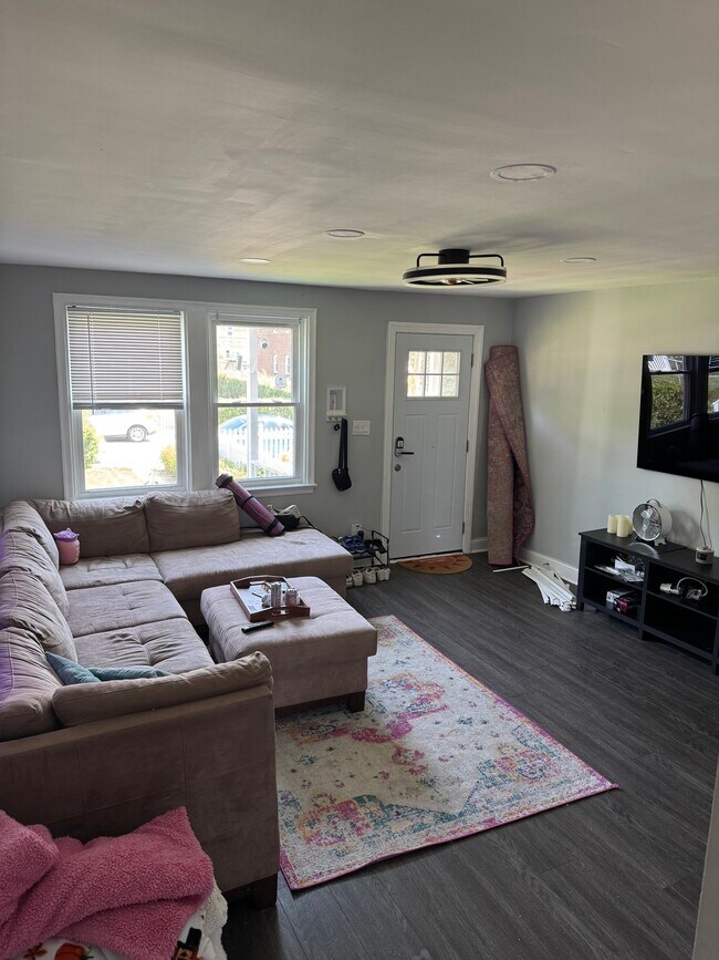 Building Photo - 211 Willow Ave