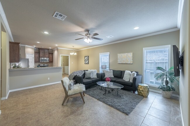 Building Photo - 3612 Kenyon Dr