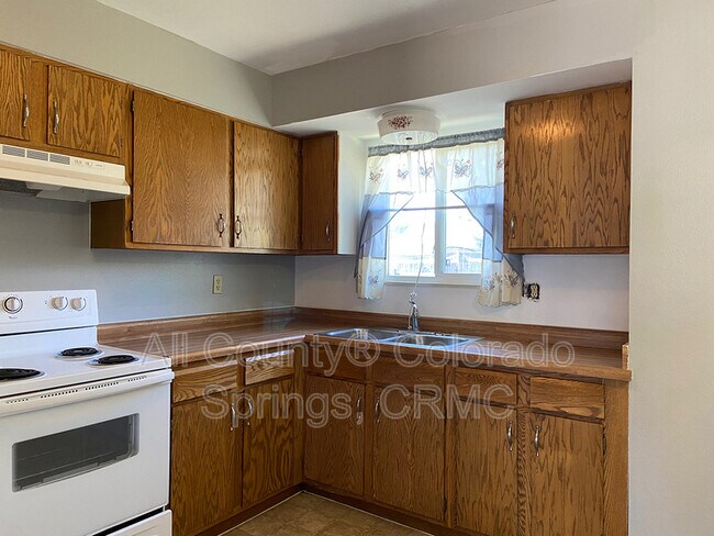 Building Photo - 6680 Parkridge Ct