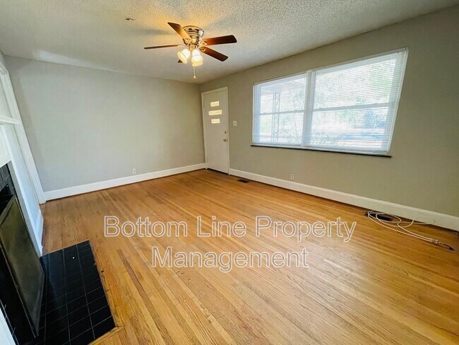 Foto del edificio - 725 Tom Sadler Rd