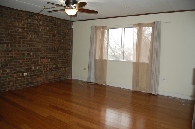 Building Photo - 841 N York St