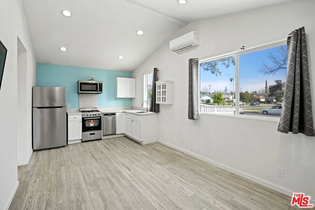 Foto del edificio - 6723 Sheltondale Ave