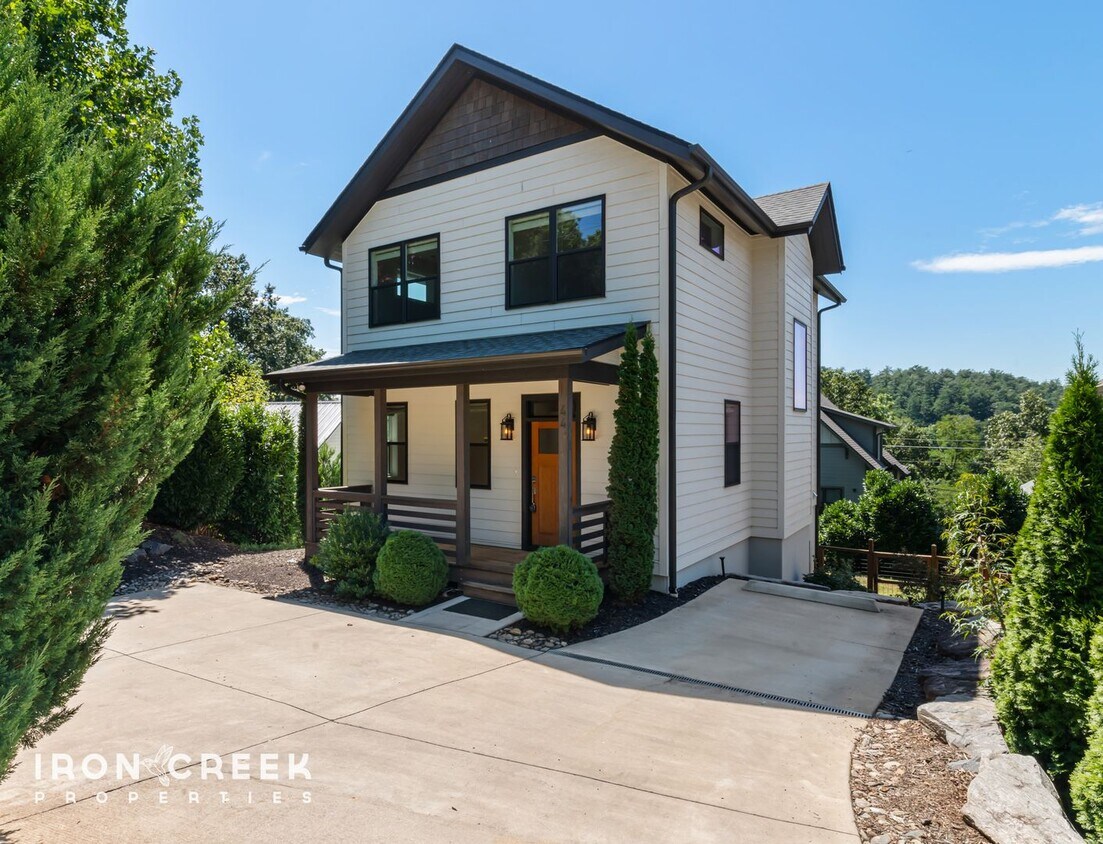 Foto principal - Modern Design Meets Mountain Views in West...