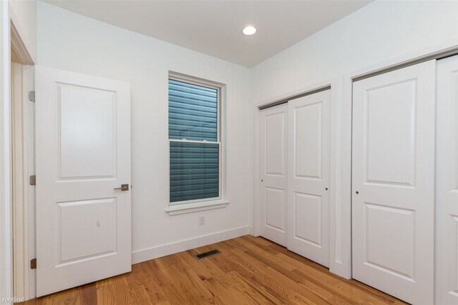 Foto del edificio - 2 br, 1 bath Triplex - 2308 E LEHIGH AVE U...
