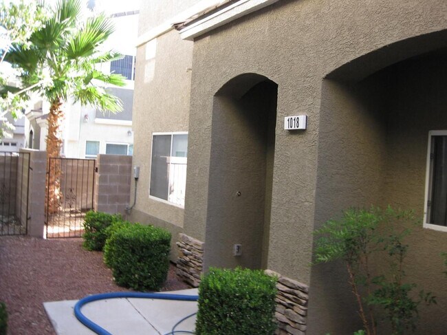 Acceso por la puerta principal y el patio trasero - 9303 Gilcrease Ave