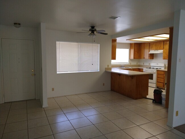 Área de comedor - 57769 Joshua Ln