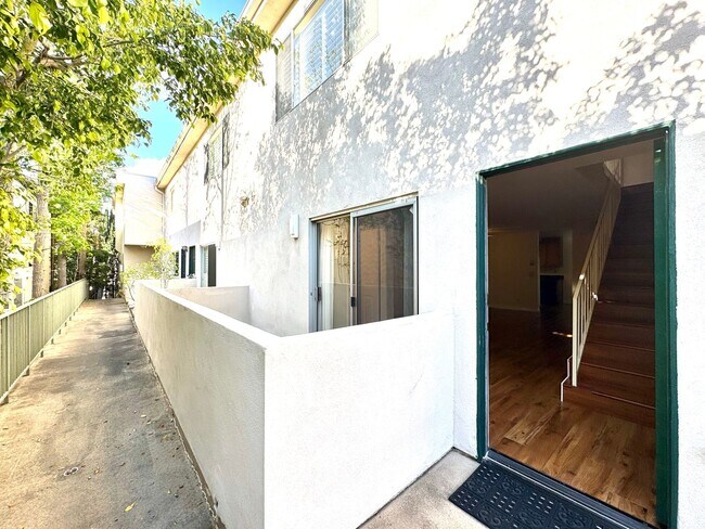 Foto del edificio - 12251 Moorpark St