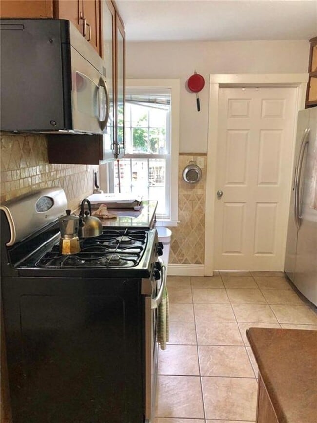 Building Photo - Great 4X2 Stand Alone Home for August!