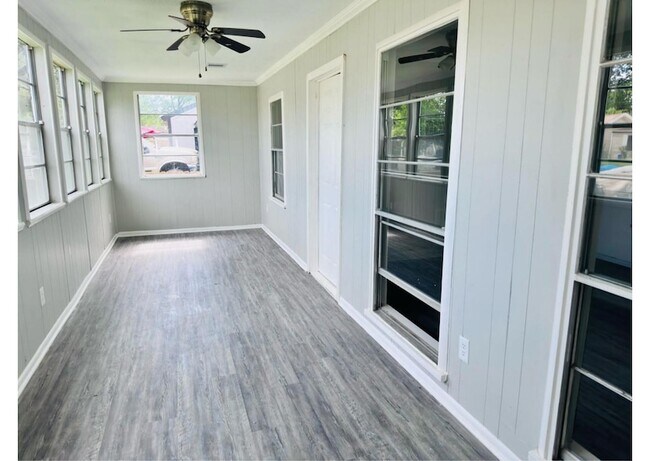 Building Photo - 4914 Kelso St