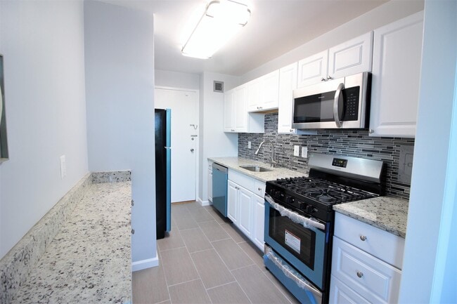 Photo - 10401 Grosvenor Pl Townhome