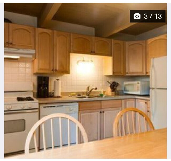Cocina amueblada con zona de estar. - 40249 Esterly Ln