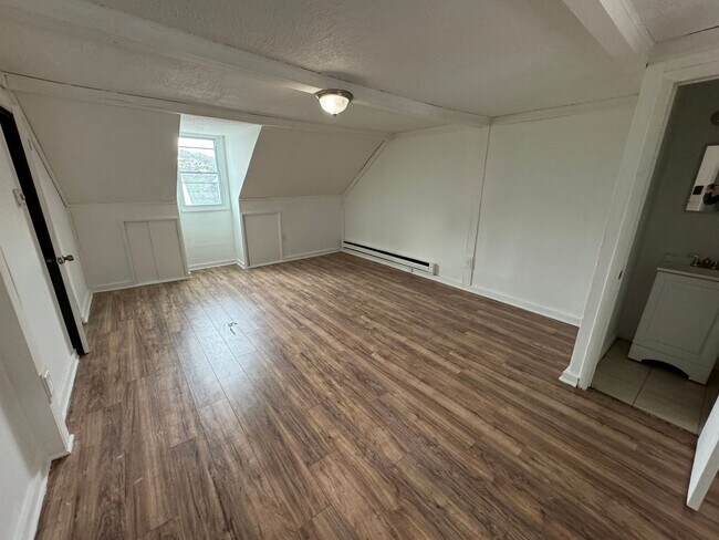 Building Photo - 2 Bedroom Home