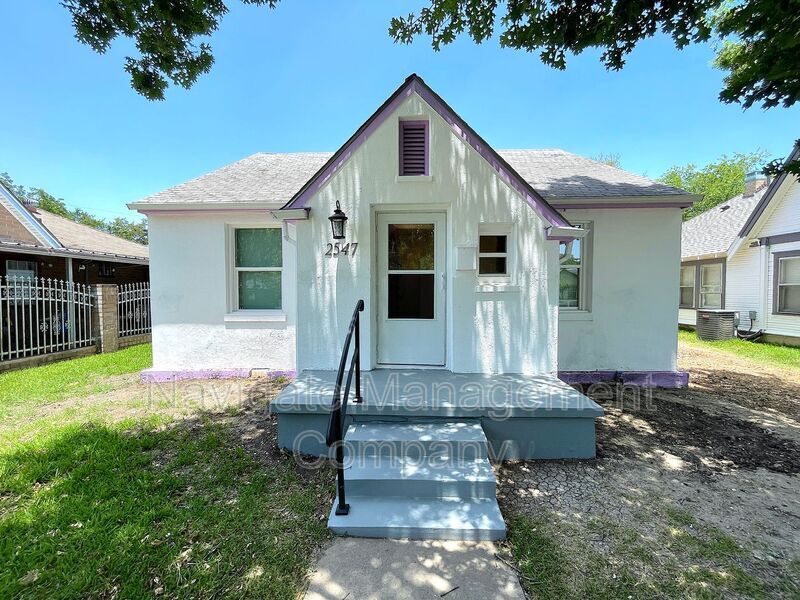 Primary Photo - 2547 Sharon St