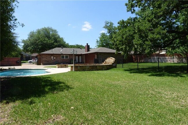 Foto del edificio - 1205 Oakwood Trail