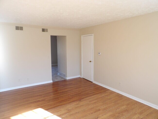 Building Photo - 102 Woodhill Ln