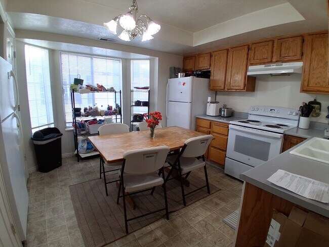 Building Photo - 565 N 300 E