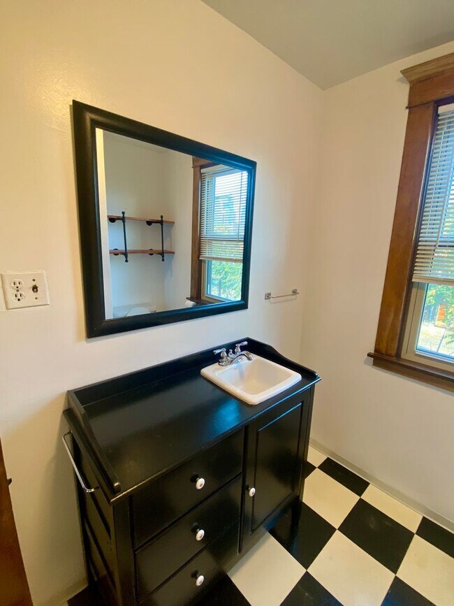 Building Photo - 1005-1017 W. 14th Ave.