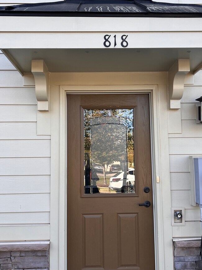 Foto del edificio - 818 Oval Park Ln