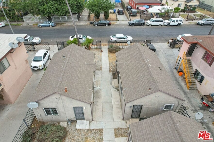 Photo - 644 W 81st St