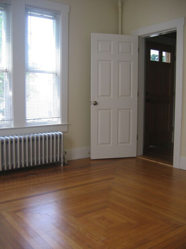 Foto del edificio - Check out this 4 bed 2 bath in BRIGHTON