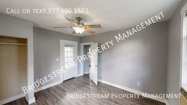 Building Photo - 2 bedroom, 1 bath home with detached 1 car...