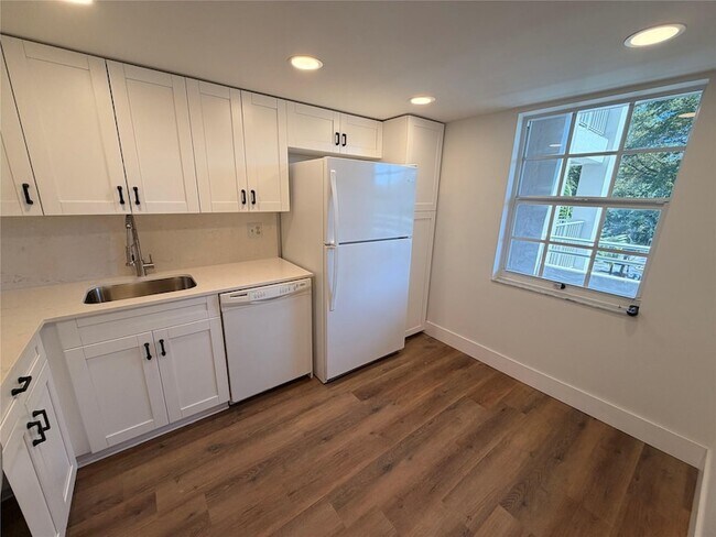 Foto del edificio - 605 Oaks Dr